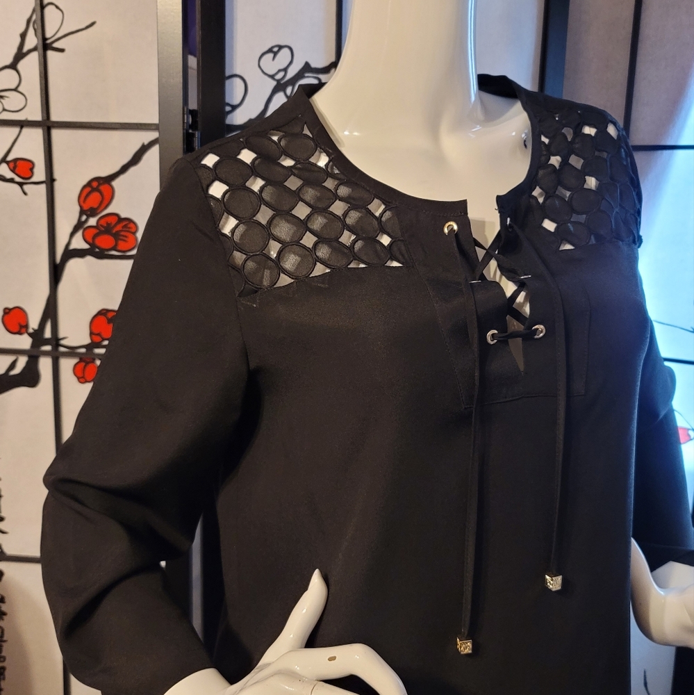 ANNE KLEIN BLACK ELEGANT  LADIES BLOUSE WITH SHEER SHOULDER ART/SIZE MEDIUM - Picture 3 of 13